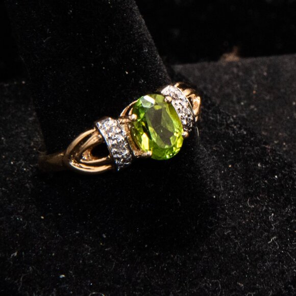 14K Solid Yellow Gold and 1 Carat Oval Peridot Ring Size 8 - Picture 3 of 4
